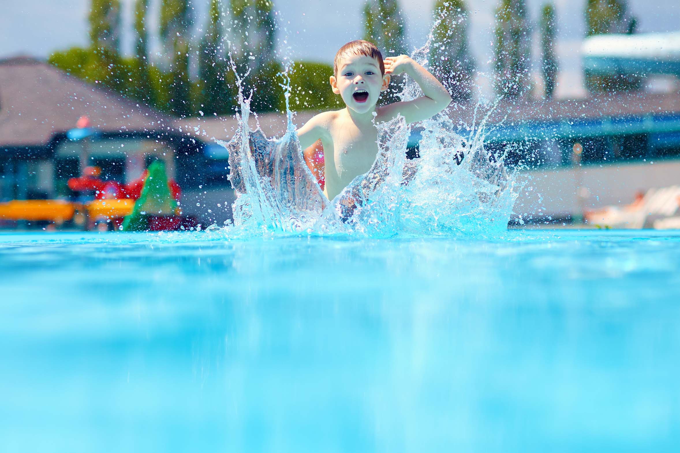 Bambino-nella-piscina