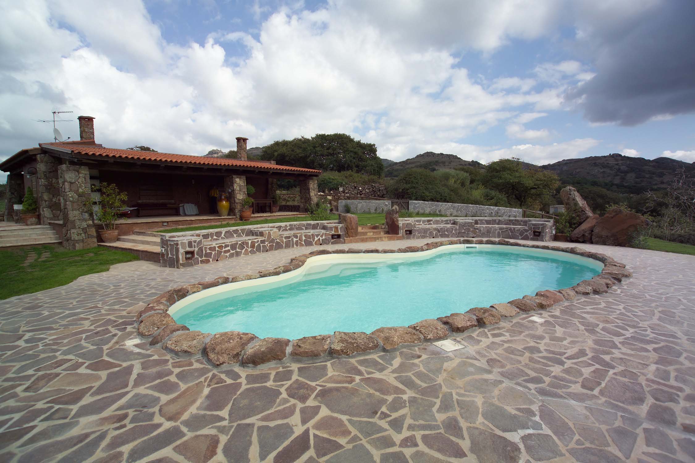 Piscina-con-rocce