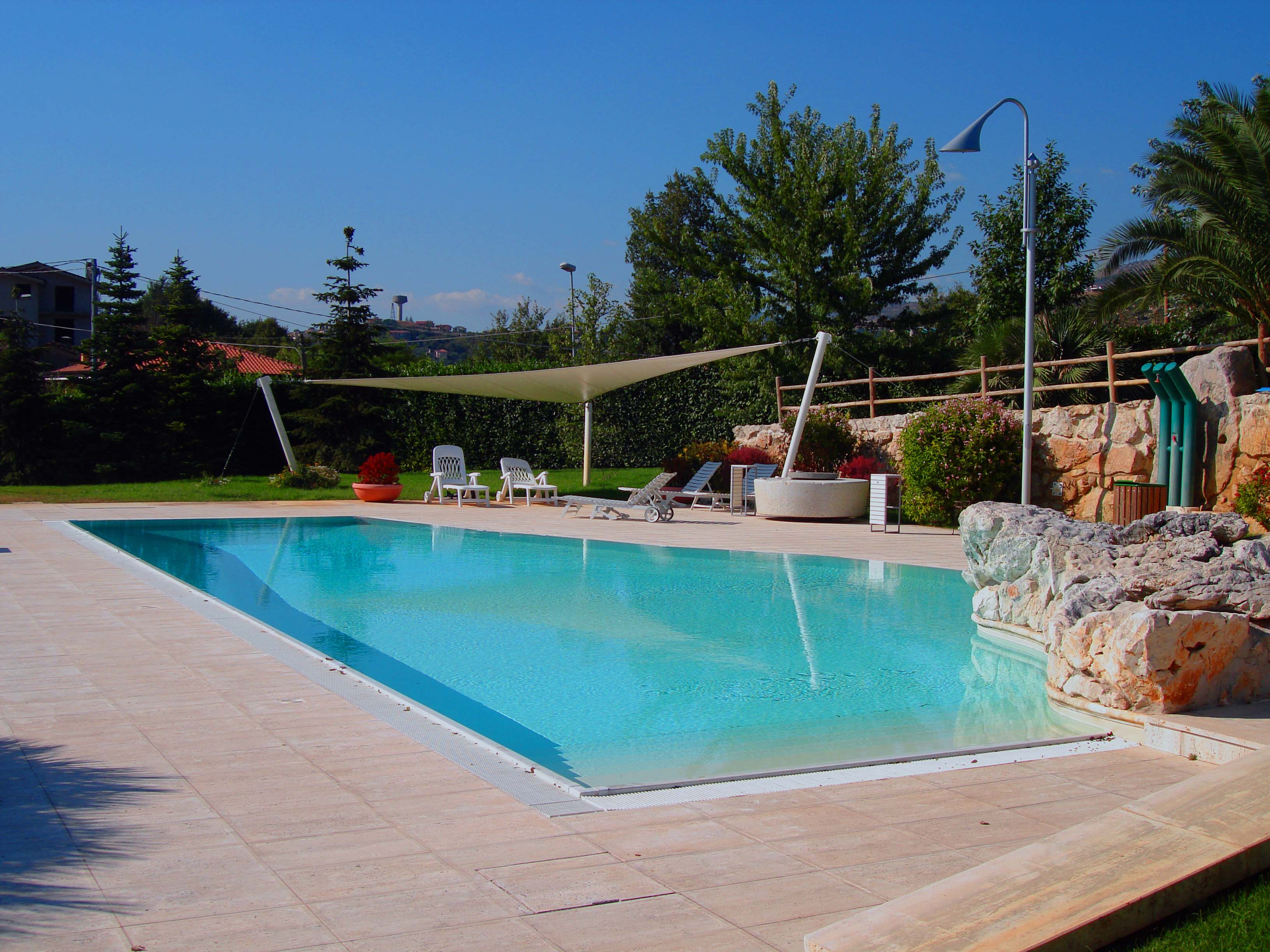 Piscina-con-scoglio