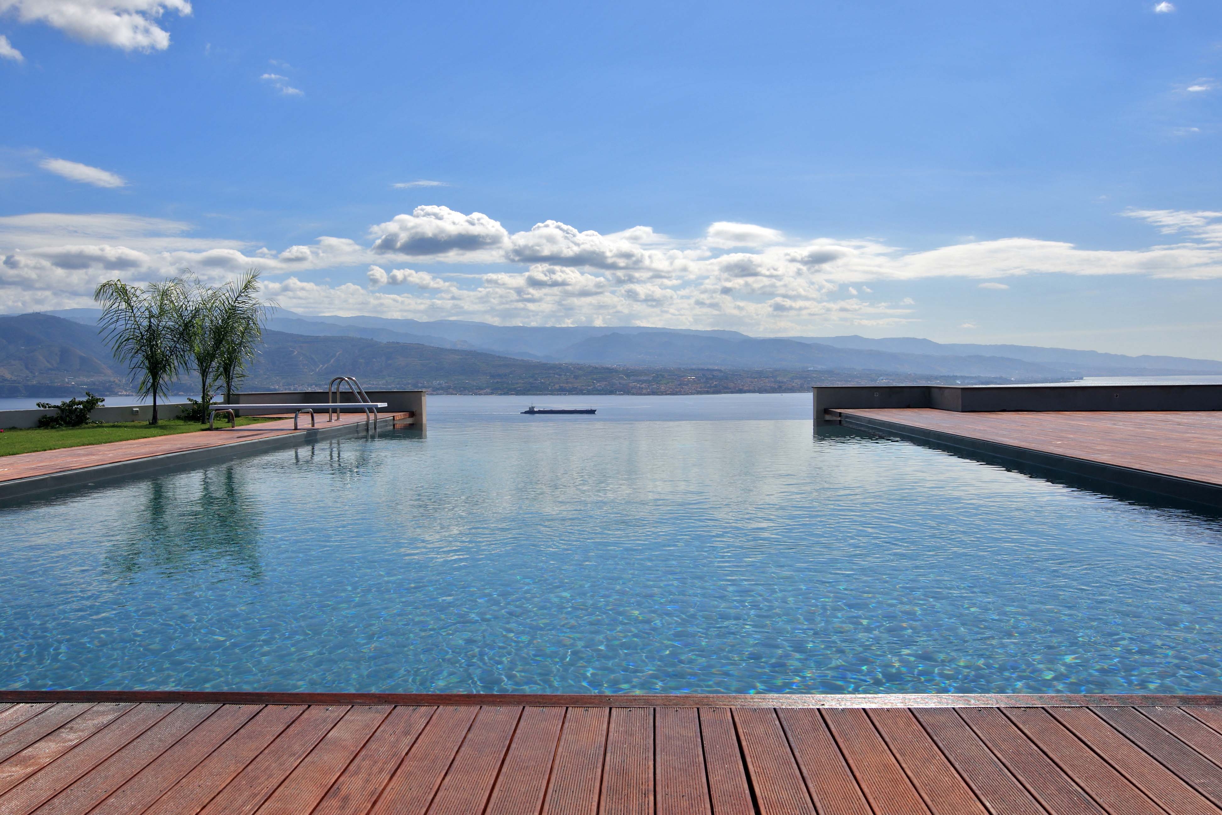Piscina-sfioro
